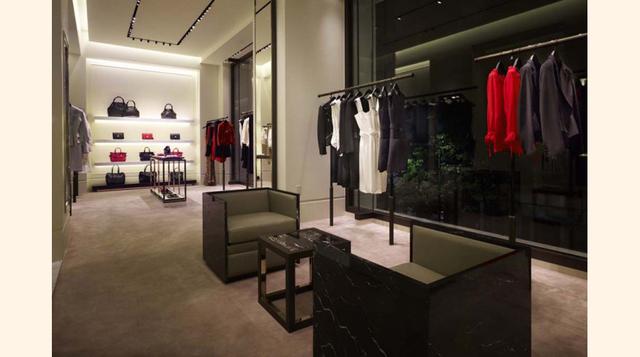 Una chaqueta a la medida y el famoso zapato “armadillo”, han sido grabados en molduras del panel de yeso junto a una serie de motivos del mundo natural. (Foto: Megaricos)