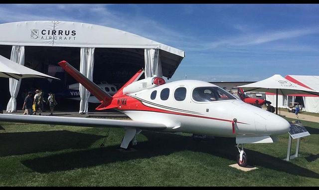 FOTO 7 | 9. Cirrus Vision SF50. Precio: US$ 1,96 millones. El Cirrus Vision SF50 con 1.100 millas náuticas de alcance es un monomotor de ala baja, de siete plazas. Un jet privado desarrollado por Cirrus Aircraft, que presentó las primeras entregas en el 2