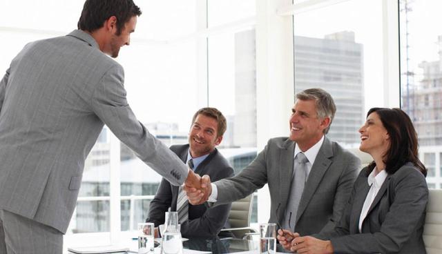 Foto 3 | GARANTÍA DE LONGEVIDAD. Para los trabajadores es importante que sus jefes aprecien la cantidad de años que llevan en sus puestos desarrollando un trabajo eficiente. La antigüedad de servicio por la empresa debe ser valorada y retribuida. Las recompensas son con mayor frecuencia en aquellos mercados laborales más grandes, que poseen una gran demanda de su producto o servicio y poca oferta. Otra opción es ofrecer contratos de largo plazo, esto aumentará la confianza del empleado en que seguirá teniendo trabajo en un tiempo. (Foto: iStock)