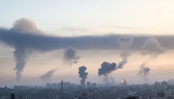 El humo se eleva después de un ataque aéreo israelí en la ciudad de Gaza cerca del parque de Barcelona y varios lugares gubernamentales, uno de los ataques aéreos más grandes en la Franja de Gaza, a principios del 12 de mayo de 2021. En respuesta, Hamas asegura que lanzó 200 cohetes. (Foto: MOHAMMED ABED / AFP).