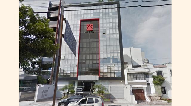 Primeros trabajos: Fue subgerente de Samtronics Perú. También fue jefe de Finanzas de la consultora y encuestadora Apoyo S.A.