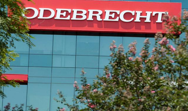FOTO 4 | ¿DE QUÉ SE ACUSA A ODEBRECHT EN AMÉRICA LATINA?
En una declaración de culpabilidad ante el Departamento de Justicia de Estados Unidos en 2016, la constructora admitió haber pagado casi 800 millones de dólares en sobornos en una docena de países, todos salvo dos en Latinoamérica. Los sobornos se pagaron a políticos, a sus campañas y a partidos para conseguir lucrativos contratos de obra pública, y llegaron hasta la cúpula de varios gobiernos.

 En Perú, Odebrecht ha reconocido el pago de 29 millones de dólares a políticos a cambio de beneficios por 143 millones. No obstante, varios expertos creen que la cifra que Odebrecht ha reconocido es bastante conservadora y que sería mucho mayor.