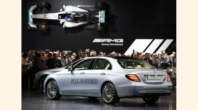 Los sedán 2016 de clase E de Mercedes Benz, que incluyen un plug-in híbrido (en primer plano), son exhibidos en el North American International Auto Show en Detroit, Michigan, el 11 de enero del 2016. (Foto: Reuters)