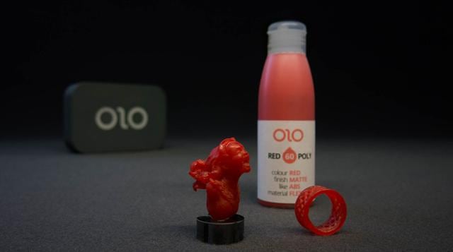 Una vez que el proceso de impresión comienza, la aplicación móvil da órdenes al smartphone para que ilumine píxeles específicos durante un tiempo, según la forma del objeto que se quiere crear. Esto provocará que la resina afectada por la luz se transform