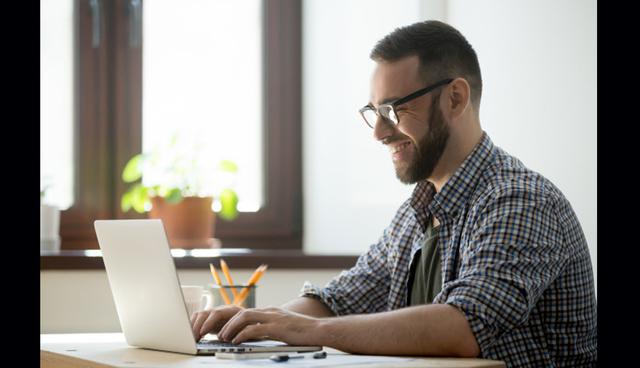 FOTO 10 | 10. Optimiza tus tiempos de transporte. Si tienes que transportarte hasta tu trabajo, ya sabes la cantidad de tiempo que esto te consume. Una solución es trabajar desde casa de forma ocasional. Pero, ¿qué pasa con los días en los que sí tienes que ir a la oficina?

Tim Armstrong, CEO de Oath, resolvió esto optimizando y variando sus tiempos de traslado. “O salgo muy, muy temprano por la mañana, o salgo cuando haya pasado la hora pico, o me quedo hasta muy tarde en la oficina, para esperar a que se baje el tráfico. Esto me permite tener mejor tiempo de calidad en general, e incluso cuando no tengo tiempo de calidad, si llego a atorarme en el tráfico, intento aprender algo o ponerme a pensar en algo productivo. Así que logro tener mucho tiempo productivo ya sea evitando las horas pico, o asegurándome de usar el tiempo en algo valioso.” (Foto: Freepik)