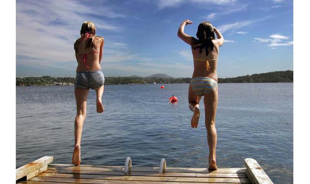 FOTO 15 | Hora del chapuzón en el fiordo. Si viaja estos días a Bergen (Noruega), disfrutará de una agradable temperatura —entre 14 y 20 grados—, 19 horas de luz y, con un poco de suerte (allí llueve una media de 270 días al año), un tiempo luminoso y sol