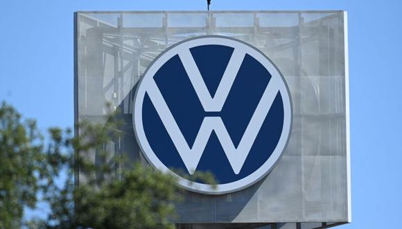 Un logotipo de VW en la planta de fabricación de automóviles Volkswagen Autoeuropa al sur de Lisboa, Portugal, el miércoles 13 de septiembre de 2023. La planta de Autoeuropa exporta el 99% de su producción. Fotógrafo: Zed Jameson/Bloomberg