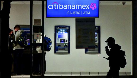 La gente retira dinero de un cajero automático de Citibanamex en la Ciudad de México, el 11 de enero de 2022. Citi anunció el martes que abandonará su negocio de banca de consumo en el país. (Pedro PARDO / AFP).