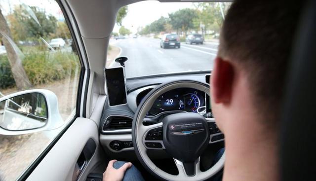 FOTO 6 | Lo que la inteligencia artificial nos enseñará
En los dos últimos años los hitos se amontonan. Seleccionarlos se hace cada vez más complejo. Libratus gana al póker contra cuatro personas, DeepMind usa un mecanismo llamado ‘consolidación de peso elástico’ para usar lo aprendido en una tarea para la siguiente y la ginoide Sophia recibe la ciudadanía saudita.

En 2018, algunos residentes de Fénix (Arizona) ya pueden bajarse una app para llamar a un taxi autónomo, Alpha Zero se enseña a sí misma a jugar al ajedrez, y en España se lanza una IA llamada Veripol para detectar denuncias falsas. En enero de 2019 se registraron en arXiV, un repositorio de estudios, casi 300 papers orientados a la inteligencia artificial. Y siguen aumentando. (Foto: Difusión)