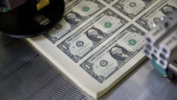 Stacks of 2017 50 subject uncut sheets of $1 dollar notes bearing the name of U.S. Treasury Secretary Steven Mnuchin sit in a machine at the U.S. Bureau of Engraving and Printing in Washington, D.C., U.S., on Wednesday, Nov. 15, 2017. A change in the Senate tax-overhaul plan that would expand a temporary income-tax break for partnerships, limited liability companies and other so-called "pass-through" businesses won the endorsement of a national small-business group today. Photographer: Andrew Harrer/Bloomberg