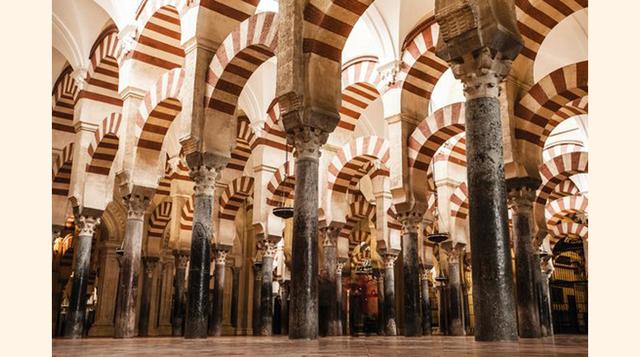 Mezquita-Catedral de Córdoba, España. "A partir de las filas y filas de columnas bellamente rayadas, a la catedral ornamentada en el medio de la mezquita, que es un verdadero espectáculo".