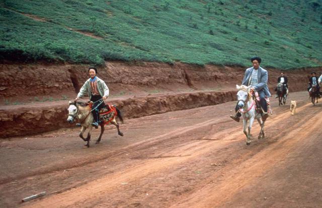 FOTO 13 | Una justa división del trabajo, las mujeres mosuo controlan las finanzas, son las propietarias de las tierras y de las viviendas, les transmiten su apellido a sus hijos, son la cabeza de familia y, a menudo, salen a trabajar a los campos. Los hombres, además de compartir las responsabilidades del hogar y de la crianza, también pasan sus días trabajando afuera, pescando o criando animales.