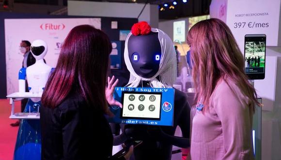 Robots camareros o recepcionistas son la novedad en Fitur 2021. (Foto: EFE)