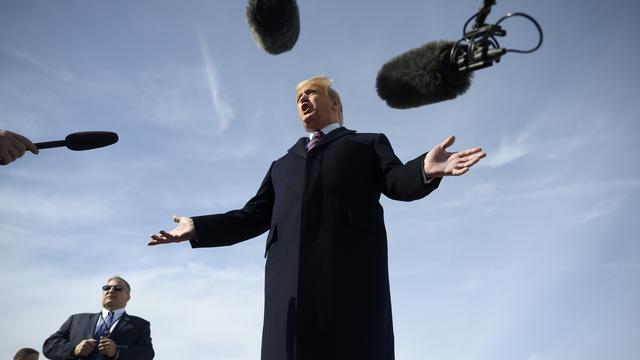El presidente de los Estados Unidos, Donald Trump, habla con la prensa antes de abordar el Air Force One en la Base Andrews de la Fuerza Aérea el 18 de febrero de 2020 en Maryland. (AFP)
