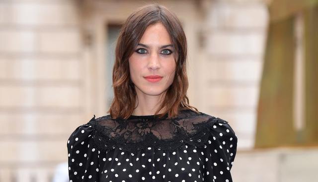 FOTO 1 | Alexa Chung. La británica lleva años posicionada como una de las mujeres más influyentes en la moda a nivel global. Su estilo tomboy y preppy se ha convertido en toda una seña identitaria y ha servido como fuente de inspiración para muchos. Alexa dio sentido al concepto it girl antes siquiera de que existiesen redes sociales como Instagram. Con la llegada de las mismas, no fue ninguna sorpresa que su poder de influencia siguiera (y siga) siendo más que considerable.

Seguidores: 3,3 millones.

Ingreso por publicación: 4.000 euros.