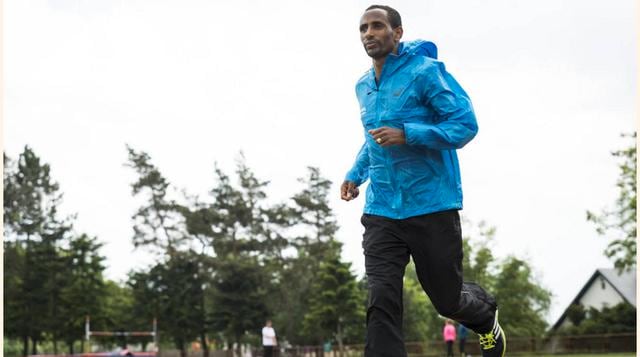 Yonas Kinde (Etiopia, atletismo) Este atleta entrena en sus ratos libres, ya que se gana la vida como taxista en luxemburgo.