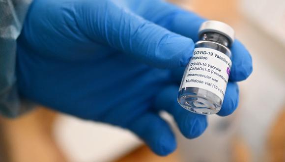 La vacuna de AstraZeneca concentró las atenciones de la jornada después que la Organización Mundial de la Salud (OMS) apuntó que la relación entre ese fármaco y casos de una forma rara de coágulos es "plausible pero sin confirmar". (Foto: Ina FASSBENDER / AFP).