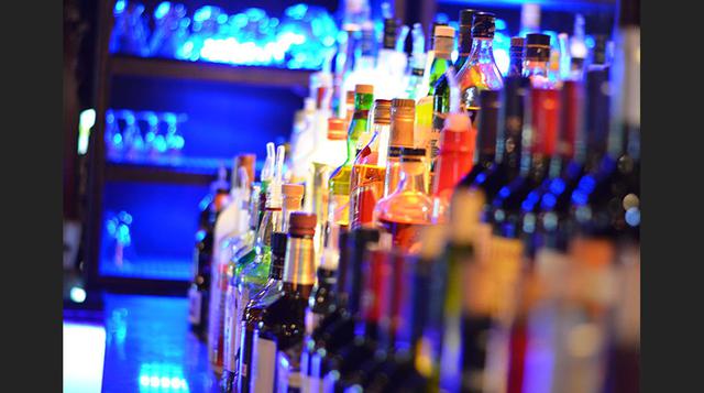 Dejar una propina de US$1 por copa, en el caso de EE.UU. La propina es una cuestión personal, pero el esfuerzo de preparación vale mucho más que la botella de Stella que alguien abrió en su bar local. La mayoría de los clientes dejan una propina del 20% p