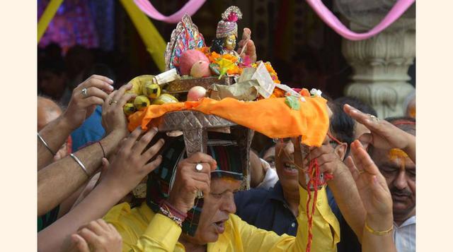 Devotos hindúes transportan al dios Krisna mientras le juran fidelidad, en el templo Shivala de Amritsar (India). (foto.msn)