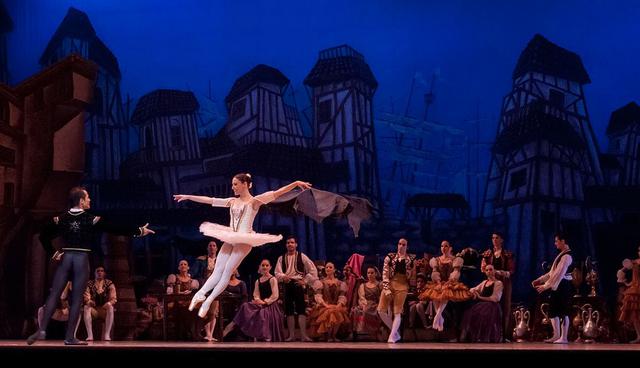 FOTO 1 | 1. HAZLO CON DISCIPLINA  

Ensayos cada lunes y miércoles durante todo un ciclo escolar. Repeticiones interminables de escenas que creías dominar, pero en las que siempre habrá algo que perfeccionar. Coordinación de movimientos y parlamentos; no solo de los tuyos, sino que de los de toda una compañía. Disciplina para no fallar a los ensayos. Para estudiar en casa el guion. Para acudir a las clases de canto que te ayudarán a desarrollar habilidades que antes no tenías.

FOTO 2 | 2. UN DÍA A LA VEZ

El arte, quizás, sea no pensar en el camino que aún queda por recorrer. No detenerte a ver todo lo que hay en el horizonte, sino que resolver únicamente el ensayo del día de hoy. Nada más. De nada sirve agobiarte por comenzar a montar la siguiente escena si no has terminado la que estás trabajando. Claro, es importante planear y tener presente qué es lo que viene, pero sin obsesionarte.

Resuelve todo lo que tengas que hacer en el presente y no permitas que las incógnitas del futuro te quiten la calma. El camino es demasiado largo como para gastar energía en cosas que hoy no tienen solución. (Foto: Pixabay)