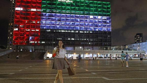 El ayuntamiento Tel Aviv se ilumina con los colores de la bandera de Emiratos Árabes Unidos el 13 de agosto de 2020. (Foto de JACK GUEZ / AFP).