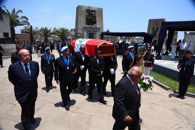 Javier Pérez de Cuéllar llega al cementerio Presbítero Maestro. (Foto: Hugo Curotto / GEC)