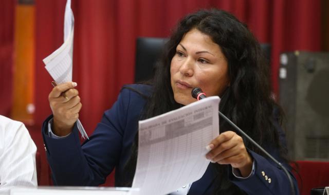 FOTO 7 | 7.- Yesenia Ponce. Yesenia Ponce tuvo su primer incidente con su bancada cuando se reveló un audio en el que manifestaba que a Keiko Fujimori no le importaba país. A los días, fue obligada por su bancada a pedir perdón ante los medios de comunicación. Sin embargo, su principal polémica reside en que falsificó documentos en su hoja de vida.

 Ponce señaló que acabó sus estudios en un colegio que no contaba con licencia en esa época. Ponce entregó documentos de haber estudiado en otro colegio pero no se encontraron registros en el ministerio de Educación. Por último, presentó ante el Congreso una nómina de compañeros pero luego se descubrió que los nombres no existían en Reniec.