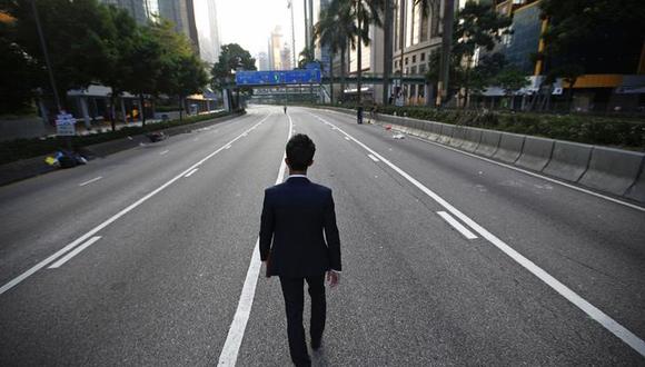 Hombre camina en una calle vacía en el centro del distrito financiero en Hong Kong. (Foto: REUTERS/Carlos Barria)
