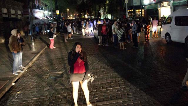 Foto 5 | La gente se reúne en una calle del centro de la Ciudad de México durante un terremoto ocurrido el 7 de septiembre de 2017. Un terremoto de magnitud 8.2 golpeó el sur de México el jueves pasado y se sintió tan lejos como la Ciudad de México, infor