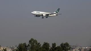 Al menos 21 cuerpos recuperados en sitio de accidente aéreo en Pakistán