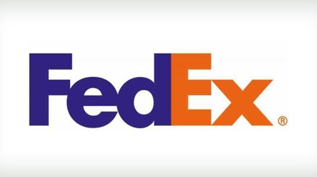FedEx. El logo de la empresas de logística esconde una flecha entre la letra E y la X, que transmite la idea de eficiencia y velocidad.