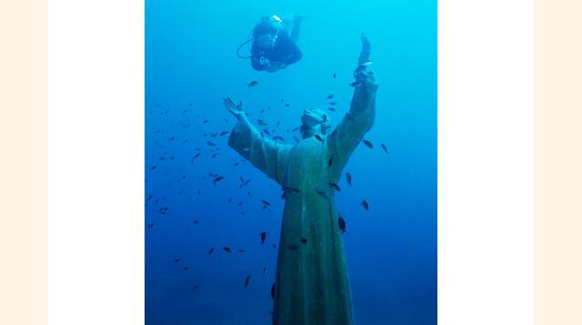 Cristo bajo las aguas, En agosto de 1947, el italiano Darío Gonzatti murió mientras buceaba en la bahía de San Fruttuoso, cerca de Portofino (Italia). Su amigo Duilio Marcante, también buceador, decidió erigir una estatua de Cristo en el lugar del acciden