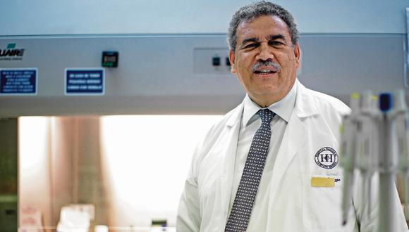 Eduardo Gotuzzo, médico infectólogo espera que primero se vacune a todo el personal de salud.