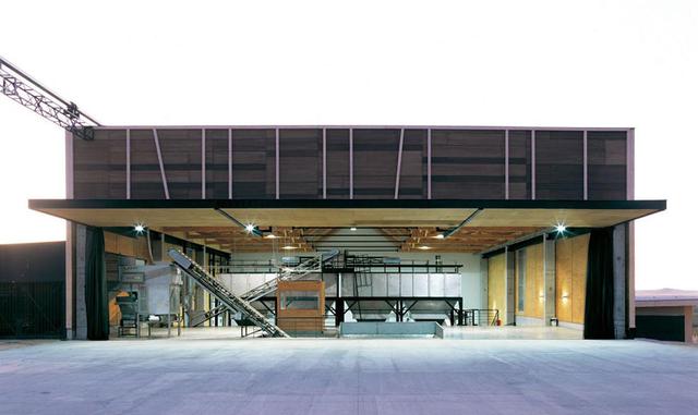 8. La fábrica de aceite de Olisur. Perfectamente mimetizada con el entorno gracias al innovador y muy equilibrado diseño de Guillermo Hevia, el complejo sirve tanto de oficinas para la empresa chilena como de centro de producción de aceite de oliva.