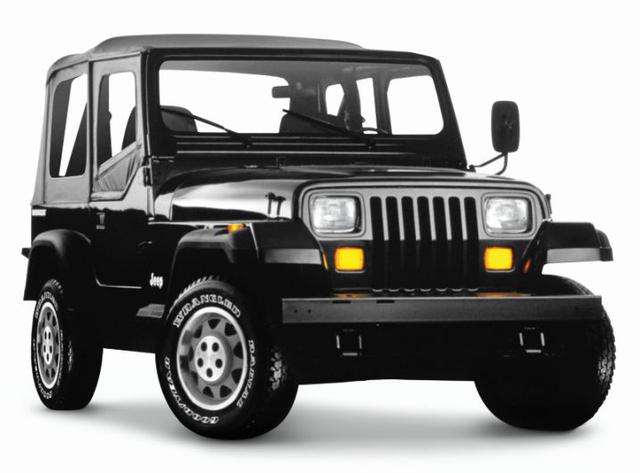 10. WRANGLER (1987). El nacimiento de una leyenda. Su primera versión contó con un centro de gravedad más bajo, un mejor manejo y un interior más cómodo. Este modelo estableció un procedente en los 4×4 de Jeep, ubicándose en la actualidad como uno de los 
