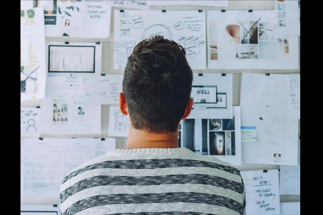 FOTO 10 | 10. Bienvenido míster VC, BA, Exit...
“La burbuja del emprendimiento, genera falsos mitos, inspirados en grandes inversiones y exits, creando en el ideario colectivo la fijación como objetivo final de crear startups atractivas para los inversores y lograr financiaciones millonarias, olvidándose de los posibles clientes y del modelo de negocio”, se lamenta Cuadrado. Y es que, como critica François Derbaix, fundador y coCEO de Indexa capital, “existe la tendencia a considerar que una startup es un éxito porque ha levantado x millones cuando en realidad conseguir financiación es un coste”. Saldaña también lo refrenda: “a veces parece que una buena startup es la que consigue mucho dinero de los inversores. Nada más erróneo. Las empresas que he montado han sido rentables porque los gastos han sido inferiores a los ingresos y he empezado con clientes”.
Nuestro consejo: Focalízate en financiarte con clientes desde el primer momento: te aportan capital y no se quedan con acciones. Y si optas por inversores, “déjate asesorar, elige la inversión que más te aporte y en las mejores condiciones”, explica Ballesteros.