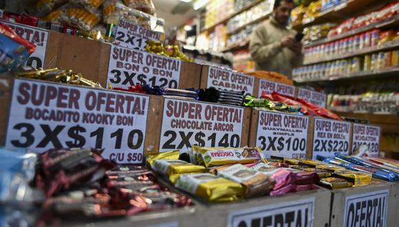 Vista de una tienda de conveniencia en Buenos Aires, el 15 de junio de 2022. (Foto por Luis Robayo / AFP)