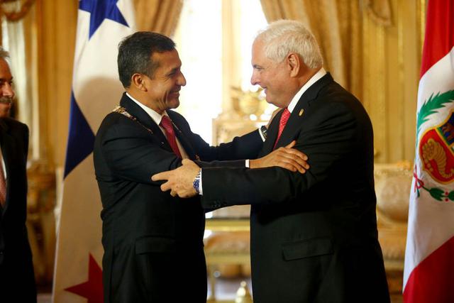 Con un fuerte abrazo los presidentes de Perú y Panamá simbolizan la mayor relación entre ambos países. (Foto: Presidencia)