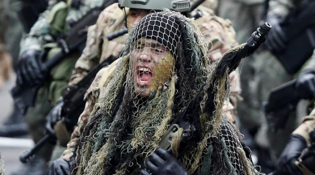 Desfile de militares (Reuters).