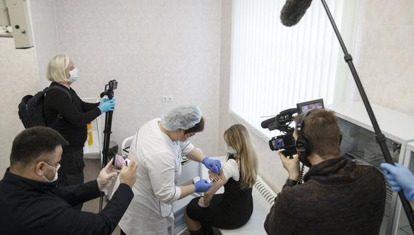 Una trabajadora sanitaria rusa administra una inyección de la vacuna rusa Sputnik V contra el COVID-19 en Moscú, el jueves 10 de diciembre de 2020. (Foto: AP Foto/Pavel Golovkin)