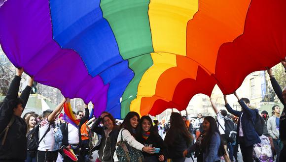 Una pareja se toma una 'selfie' durante el Día del Orgullo LGTB en Santiago de Chile. (Foto referencial: AP/Esteban Félix)