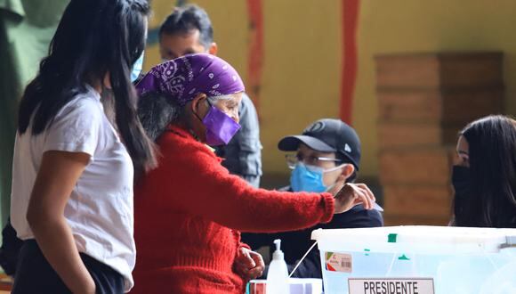 Una mujer mapuche emite su voto en un colegio electoral de Temuco, durante la segunda vuelta de las elecciones presidenciales en Chile, el 19 de diciembre de 2021. (Foto: MARIO QUILODRAN / AFP)