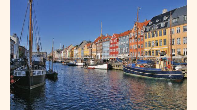 4. Copenhagen, Dinamarca. La capital danesa es una de las ciudades con mayor cantidad de ciclistas del mundo. El 50% de sus ciudadanos se desplaza al trabajo o a estudiar en bicicleta. Y por si fuera poco, toda la parte central de la ciudad es libre de au