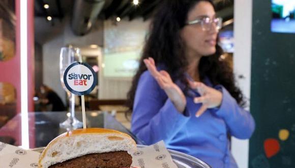 “Es la primera vez que una máquina elabora automáticamente una hamburguesa personalizada”, declaró Racheli Vizman, directora general de SavorEat, una start-up israelí especializada en la producción de alternativas cárnicas. (Foto: AFP)