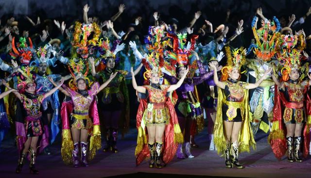 Decenas de personas participaron en las diferentes danzas típicas del Perú. (Jesús Saucedo/GEC)