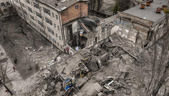 Un edificio no residencial dañado en un nuevo ataque ruso con dos misiles contra Kiev el 25 de marzo de 2024. (Foto: Servicio Estatal de Emergencia de Ucrania / EFE)