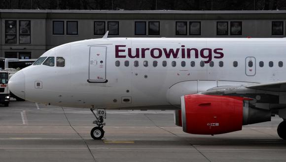 Un avión de Eurowings rueda cerca de la terminal principal del aeropuerto de Tegel en Berlín, mientras la tripulación de cabina de Germanwings, subsidiaria de Lufthansa, iniciaba una huelga planificada de tres días. (Foto: John MACDOUGALL / AFP)