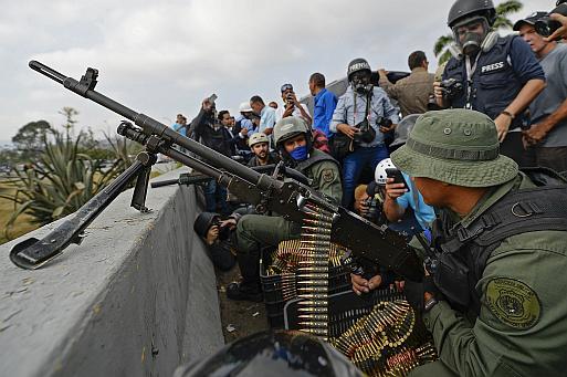 Venezuela en crisis | Miembros de las Fuerzas Armadas apoyan a Juan Guaidó. (Foto: AFP)
