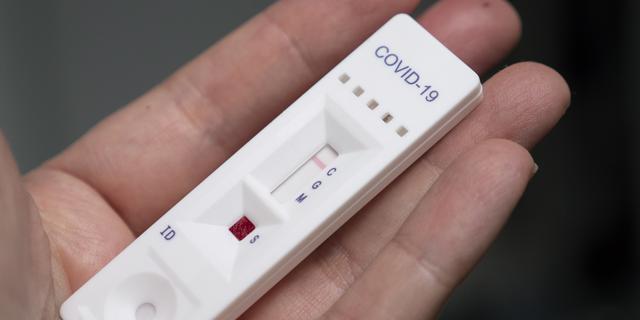 FOTO 4 | El Minsa también informó que se han distribuido 607,275 pruebas rápidas en las 25 regiones del país, donde Callao concentra el mayor número de pruebas (15,200), seguido de Piura (14,800) y Lambayeque (14,300). (Foto: iStock)