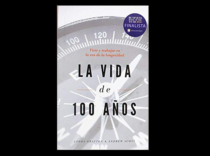 Foto 1 | ‘La vida de 100 años’. Los avances de nuestra sociedad están consiguiendo que la esperanza de vida aumente año tras año. Esta realidad nos inquieta y anima a encontrar respuestas a los cambios a los que con seguridad todos vamos a enfrentarnos. ¿Cómo gestionar y mantenernos activos, motivados y equilibrados nuestra vida personal, laboral y social a lo largo de toda la vida? ¿Cómo planificaremos nuestras etapas de formación, trabajo y ocio? ¿Cómo afectará la mayor longevidad a los individuos, a las familias, a las instituciones académicas, a las empresas, a los gobiernos y la sociedad en su conjunto? En este libro los autores tratan de dar respuesta a todas estas cuestiones y describen con maestría admirable la nueva situación, sus claves y los cambios que supone una vida de 100 años, muy diferente del planteamiento de la sociedad actual. Su lectura nos abre los ojos y anima a una reflexión personal que contribuye a preparar un futuro en el que consigamos convertir la longevidad en un gran regalo. Autores: Linda Gratton y Andew Scot / Editorial: Verssus